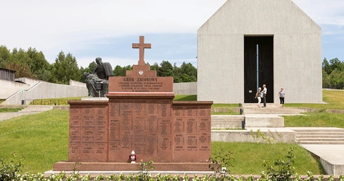 Zbiorowa mogiła 204 mieszkańców Michniowa zamorodwanych w czasie pacyfikacji 12 i 13 lipca 1943 r. Za nią wejście do Mauzoleum oraz Pieta Michniowska.