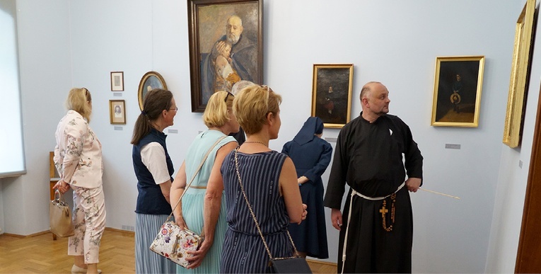 W muzeum w domu macierzystym zgromadzono pamiątki po świętym  i jego obrazy.