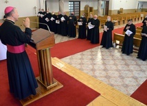 Nowo mianowani proboszczowie złożyli w seminaryjnej kaplicy publiczne wyznanie wiary i otrzymali błogosławieństwo ordynariusza.