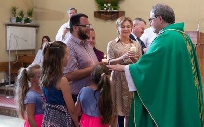 Podczas spotkania członkowie gałęzi Domowego Kościoła otrzymali świecę - symbol zawierzenia.