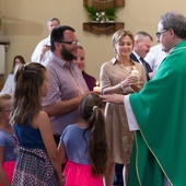 Podczas spotkania członkowie gałęzi Domowego Kościoła otrzymali świecę - symbol zawierzenia.