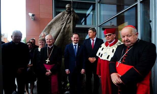 Kraków. Pomnik Jana Pawła II od Węgrów