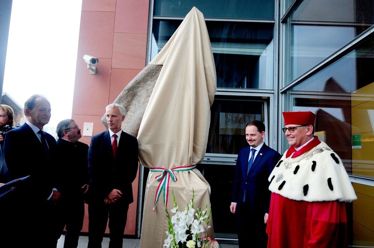 Odsłonięcie pomnika Jana Pawła II w Bibliotece UPJPII