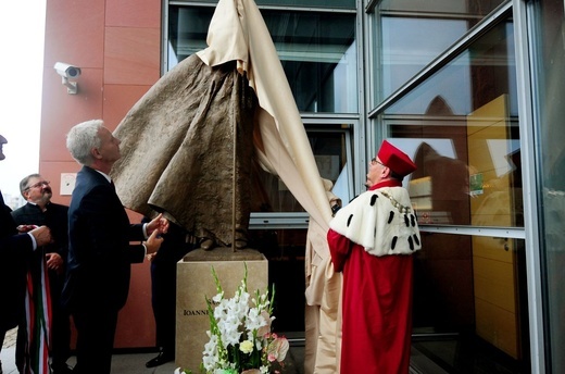 Odsłonięcie pomnika Jana Pawła II w Bibliotece UPJPII