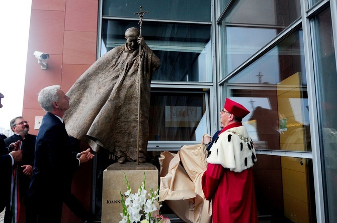 Odsłonięcie pomnika Jana Pawła II w Bibliotece UPJPII