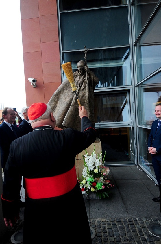 Odsłonięcie pomnika Jana Pawła II w Bibliotece UPJPII