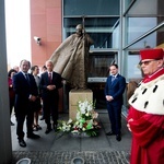 Odsłonięcie pomnika Jana Pawła II w Bibliotece UPJPII