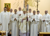 Pamiątkowe zdjęcie z biskupem i formatorami.