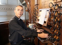 Ks. Attila Honti prezentuje organy, których twórcą jest Włoch Szymon Lilius.