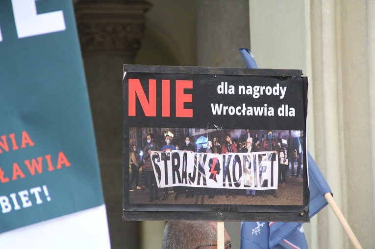 Protestowali przeciwko nagrodzie dla "Strajku Kobiet"