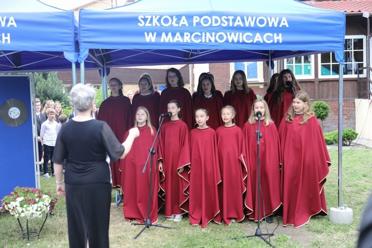 Nadanie Sztandaru Szkole Podstawowej im. Lotników Polskich w Marcinowicach