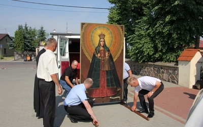 Choć wizerunek Matki Bożej Kodeńskiej opuścił parafię, Maryja czuwa nad swoimi dziećmi nieustannie.