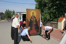 Choć wizerunek Matki Bożej Kodeńskiej opuścił parafię, Maryja czuwa nad swoimi dziećmi nieustannie.