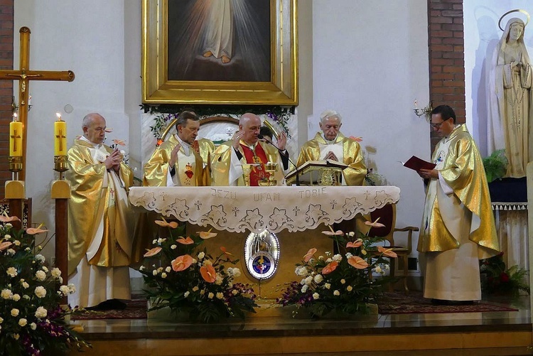 Bp Piotr Greger przewodniczył jubileuszowej uroczystości sułkowickiej parafii.