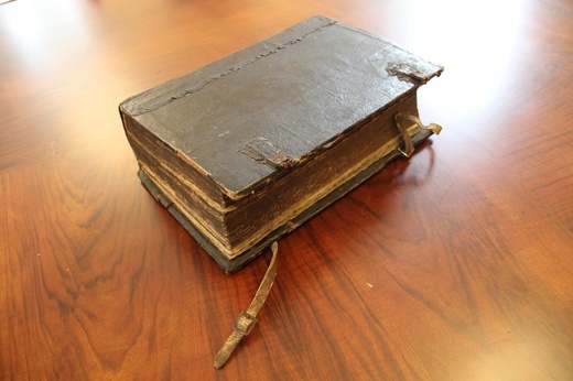 Katowice. Biblia z XVI wieku przekazana Archiwum Archidiecezjalnemu