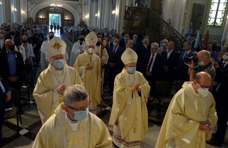 Eucharystia sprawowana była w radomskiej katedrze.