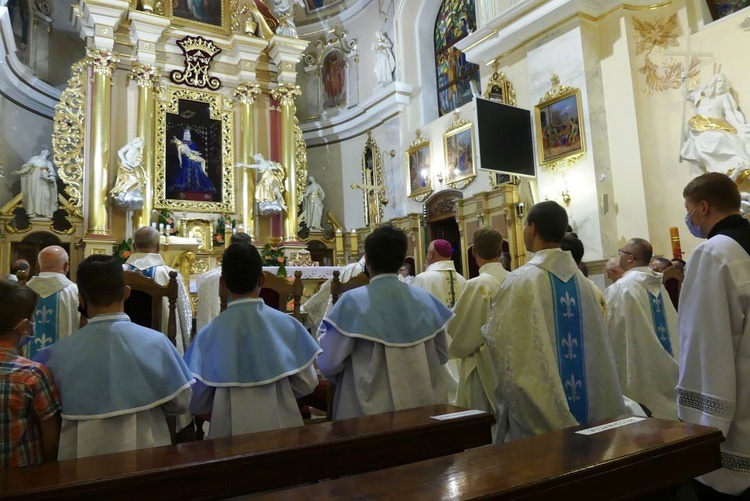 Bp Piotr Greger i dwaj neoprezbiterzy na czuwaniu w Hałcnowie