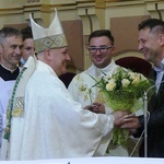 Bp Piotr Greger i dwaj neoprezbiterzy na czuwaniu w Hałcnowie