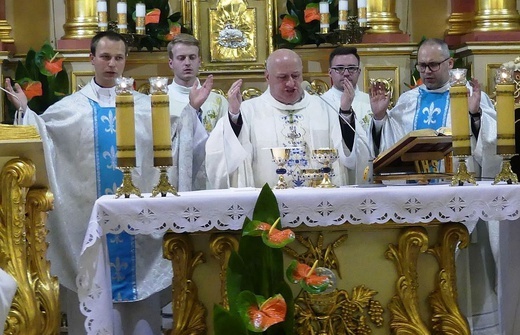 Bp Piotr Greger i dwaj neoprezbiterzy na czuwaniu w Hałcnowie