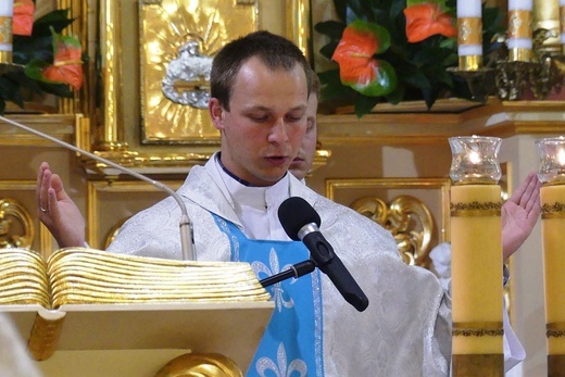 Bp Piotr Greger i dwaj neoprezbiterzy na czuwaniu w Hałcnowie