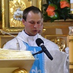 Bp Piotr Greger i dwaj neoprezbiterzy na czuwaniu w Hałcnowie