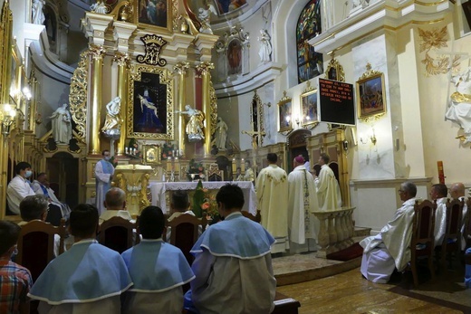 Bp Piotr Greger i dwaj neoprezbiterzy na czuwaniu w Hałcnowie