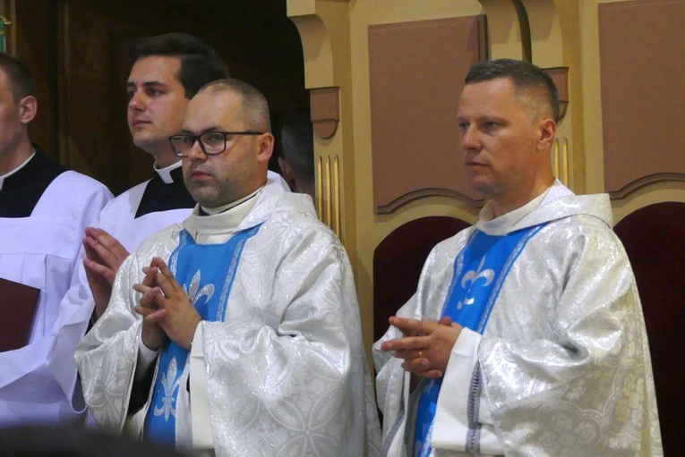 Bp Piotr Greger i dwaj neoprezbiterzy na czuwaniu w Hałcnowie