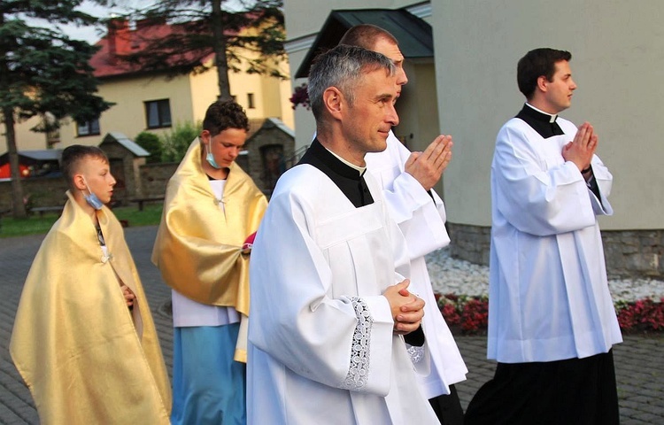 Bp Piotr Greger i dwaj neoprezbiterzy na czuwaniu w Hałcnowie