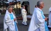 Bp Piotr Greger i dwaj neoprezbiterzy na czuwaniu w Hałcnowie