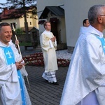 Bp Piotr Greger i dwaj neoprezbiterzy na czuwaniu w Hałcnowie