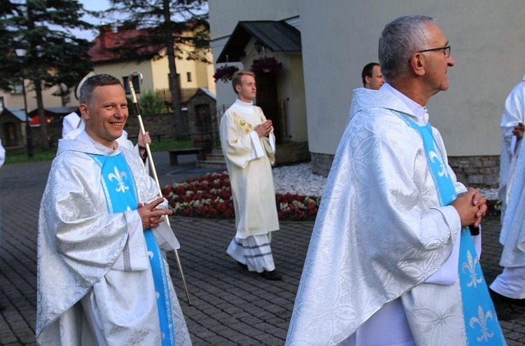 Bp Piotr Greger i dwaj neoprezbiterzy na czuwaniu w Hałcnowie