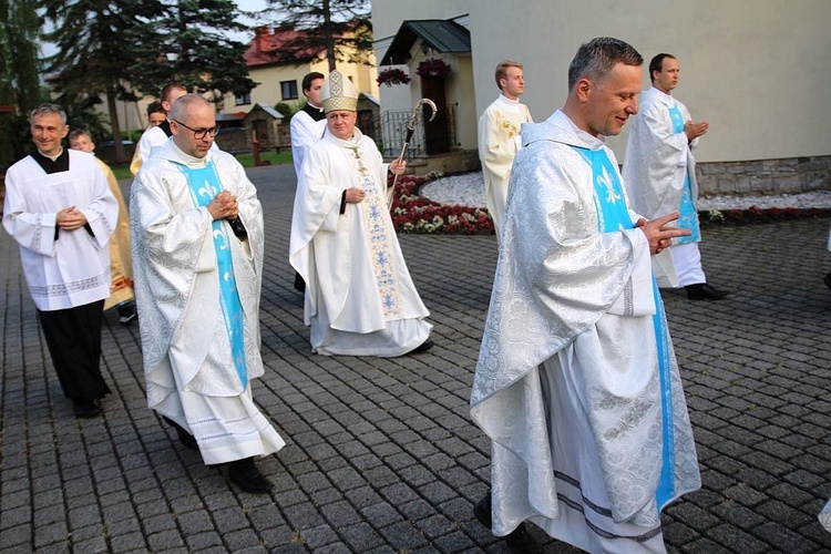 Bp Piotr Greger i dwaj neoprezbiterzy na czuwaniu w Hałcnowie