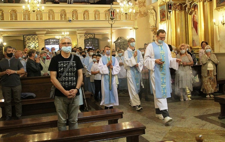 Bp Piotr Greger i dwaj neoprezbiterzy na czuwaniu w Hałcnowie