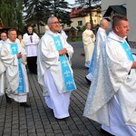 Bp Piotr Greger i dwaj neoprezbiterzy na czuwaniu w Hałcnowie