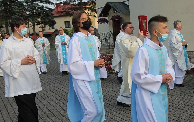 Bp Piotr Greger i dwaj neoprezbiterzy na czuwaniu w Hałcnowie