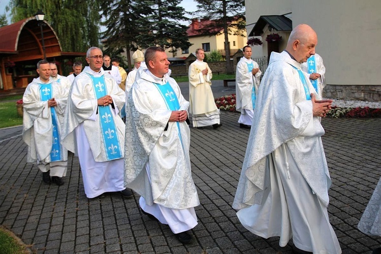 Bp Piotr Greger i dwaj neoprezbiterzy na czuwaniu w Hałcnowie