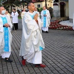 Bp Piotr Greger i dwaj neoprezbiterzy na czuwaniu w Hałcnowie