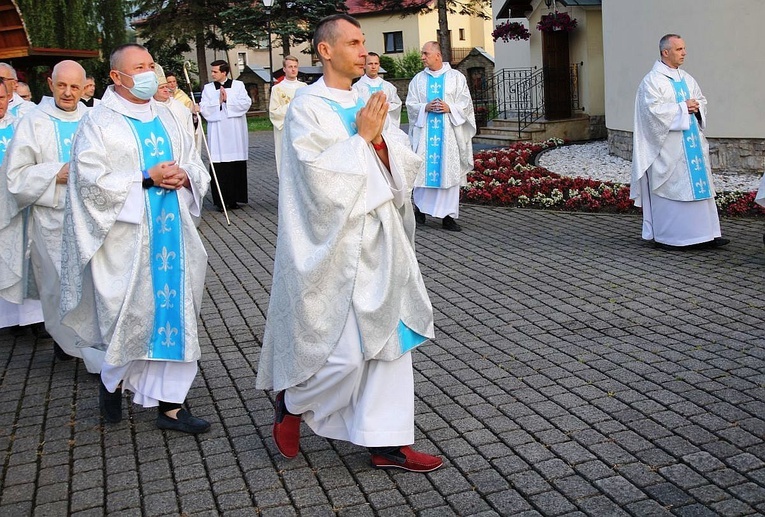 Bp Piotr Greger i dwaj neoprezbiterzy na czuwaniu w Hałcnowie