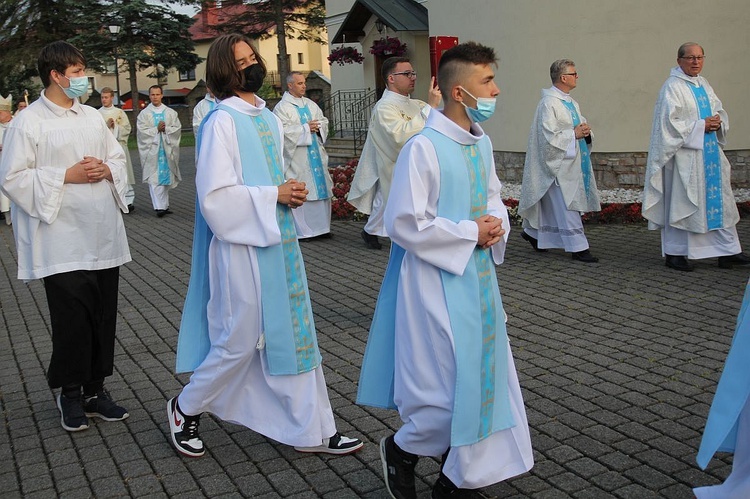 Bp Piotr Greger i dwaj neoprezbiterzy na czuwaniu w Hałcnowie