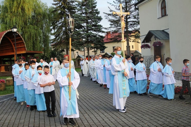 Bp Piotr Greger i dwaj neoprezbiterzy na czuwaniu w Hałcnowie