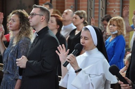 Część spotkania poprowadziła s. Wirginia Mielcarek - moderatorka regionalna wspólnoty Przyjaciół Oblubieńca w diecezji świdnickiej.