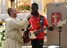 African Music School. Dają instrumenty zamiast karabinów