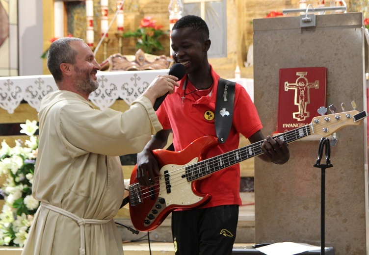 African Music School. Dają instrumenty zamiast karabinów