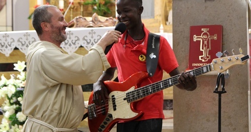 African Music School. Dają instrumenty zamiast karabinów