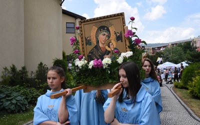 Dziewczęta z DSM niosą obraz patronki parafii.