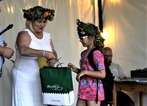  Nagrody za odnalezienie kwiatów paproci wręczała Ilona Jaroszek.