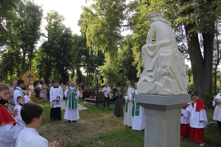 Lipnica Murowana. Poświęcenie figury Frasobliwego