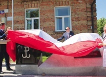 Odsłonięcia pamiątkowego obelisku dokonali m.in. poseł Anna Cicholska, wójt Mariola Kołakowska i wiceminister Rafał Romanowski.