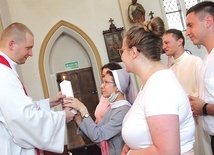 	Podczas posłania na rekolekcje uczestnicy DOM odebrali symboliczną świecę.