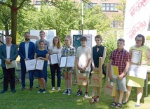Zwycięzcy, organizatorzy i wręczający nagrody w ogrodzie Miejskiej Biblioteki w Radomiu.